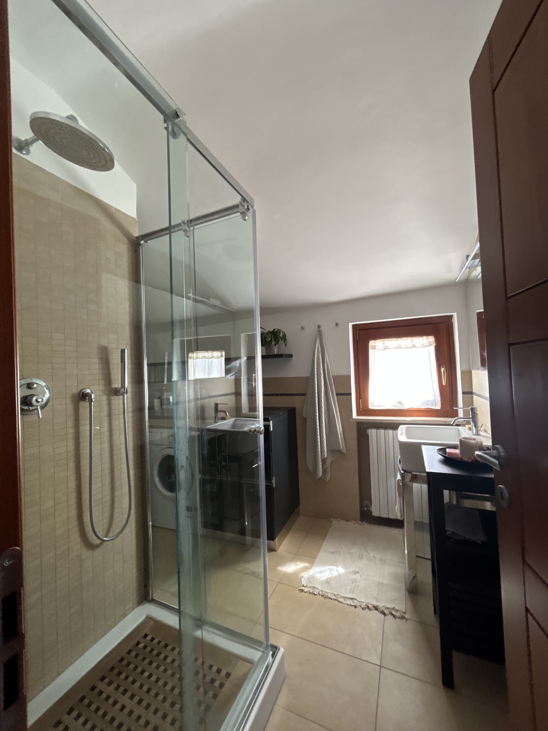 Appartamento con terrazzo in via astagno, Ancona