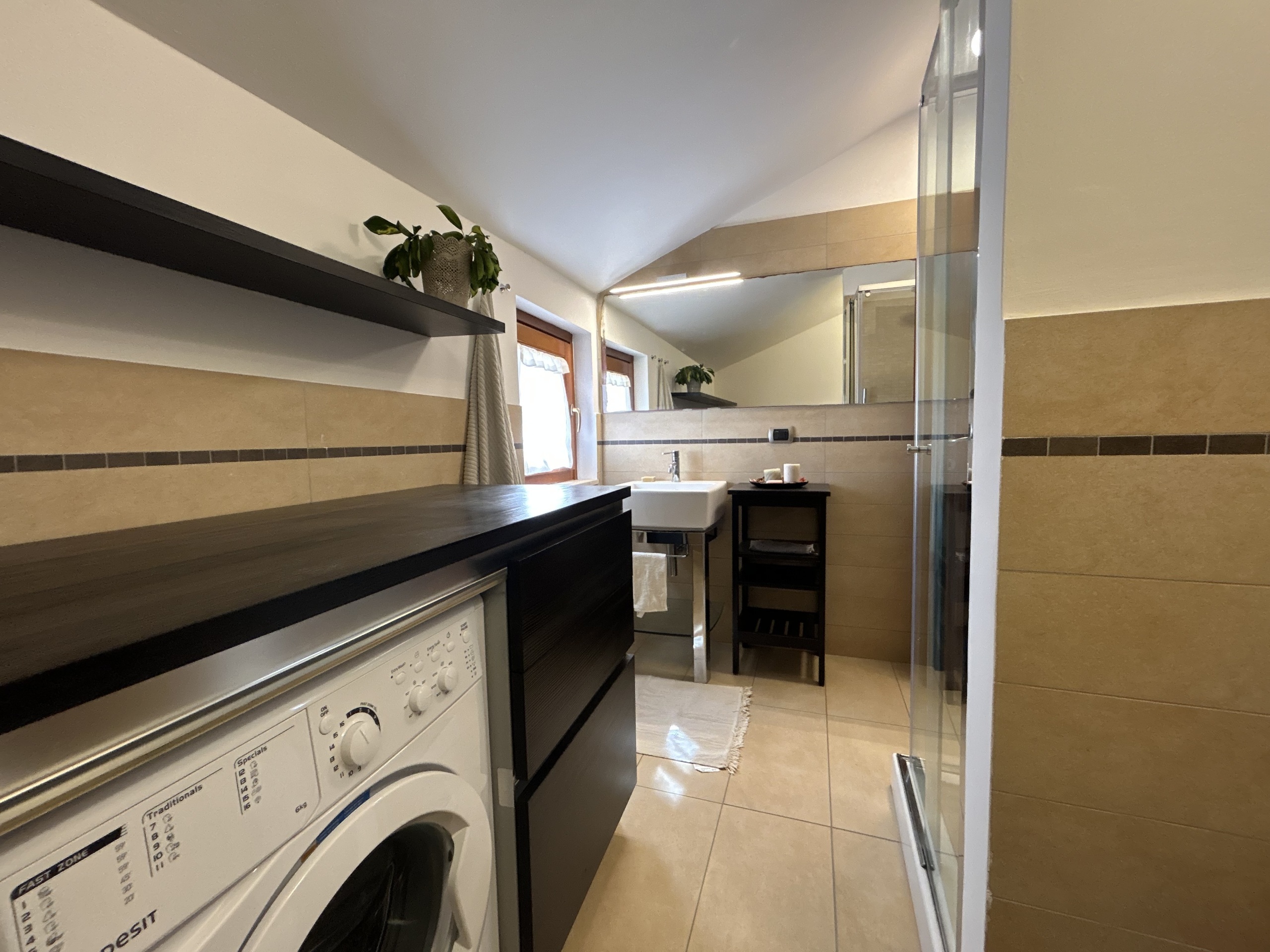 Appartamento con terrazzo in via astagno, Ancona