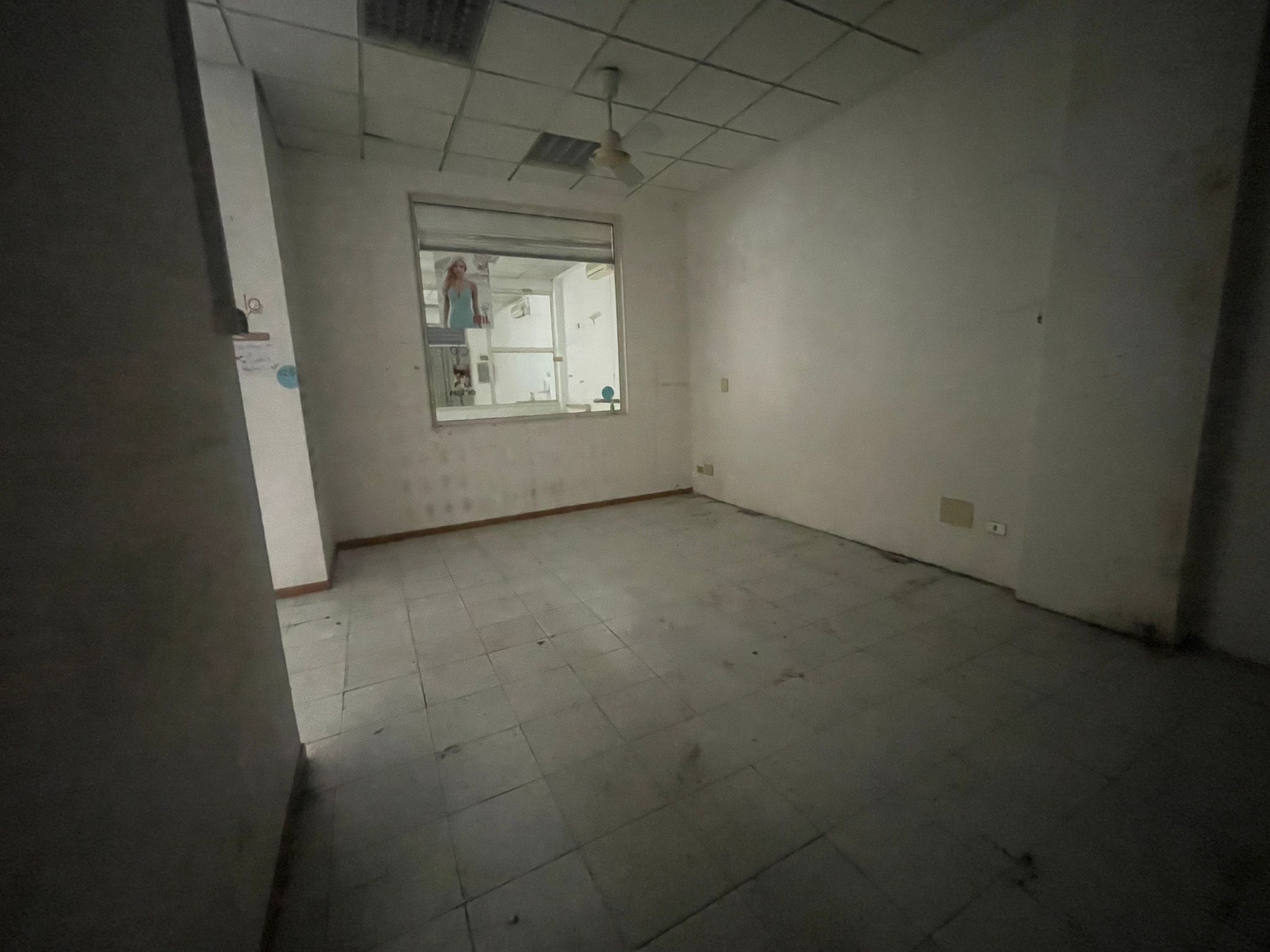 Locale commerciale in vendita in via conca, Ancona