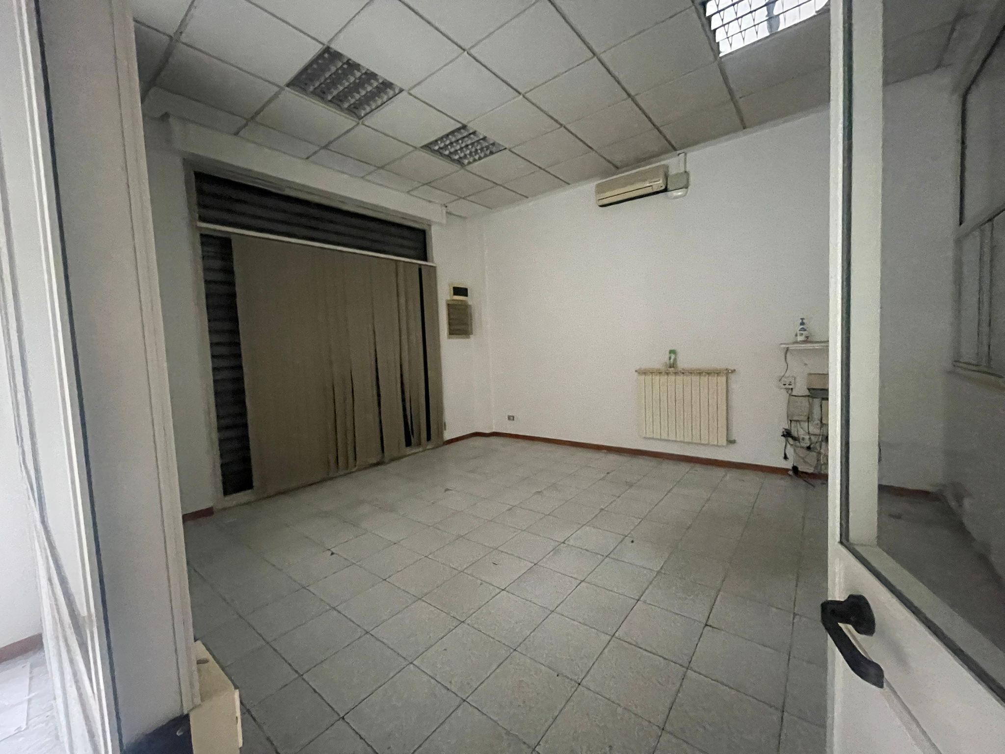 Locale commerciale in vendita in via conca, Ancona