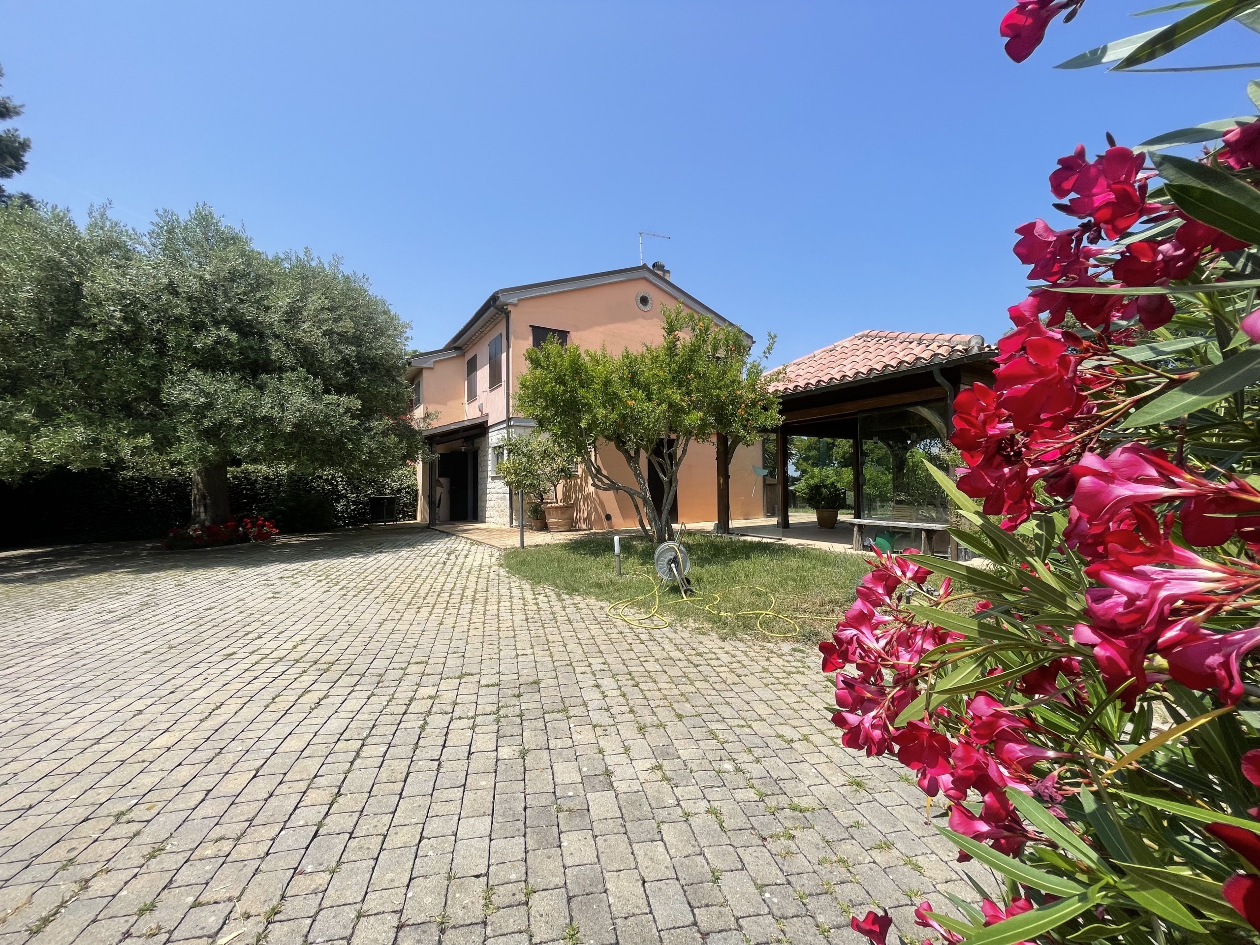 Villa con giardino in coppo, Sirolo