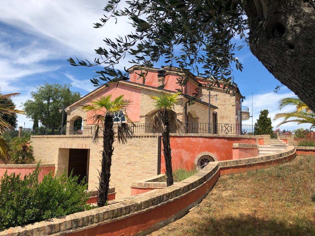 Villa con giardino in via passarini, Recanati