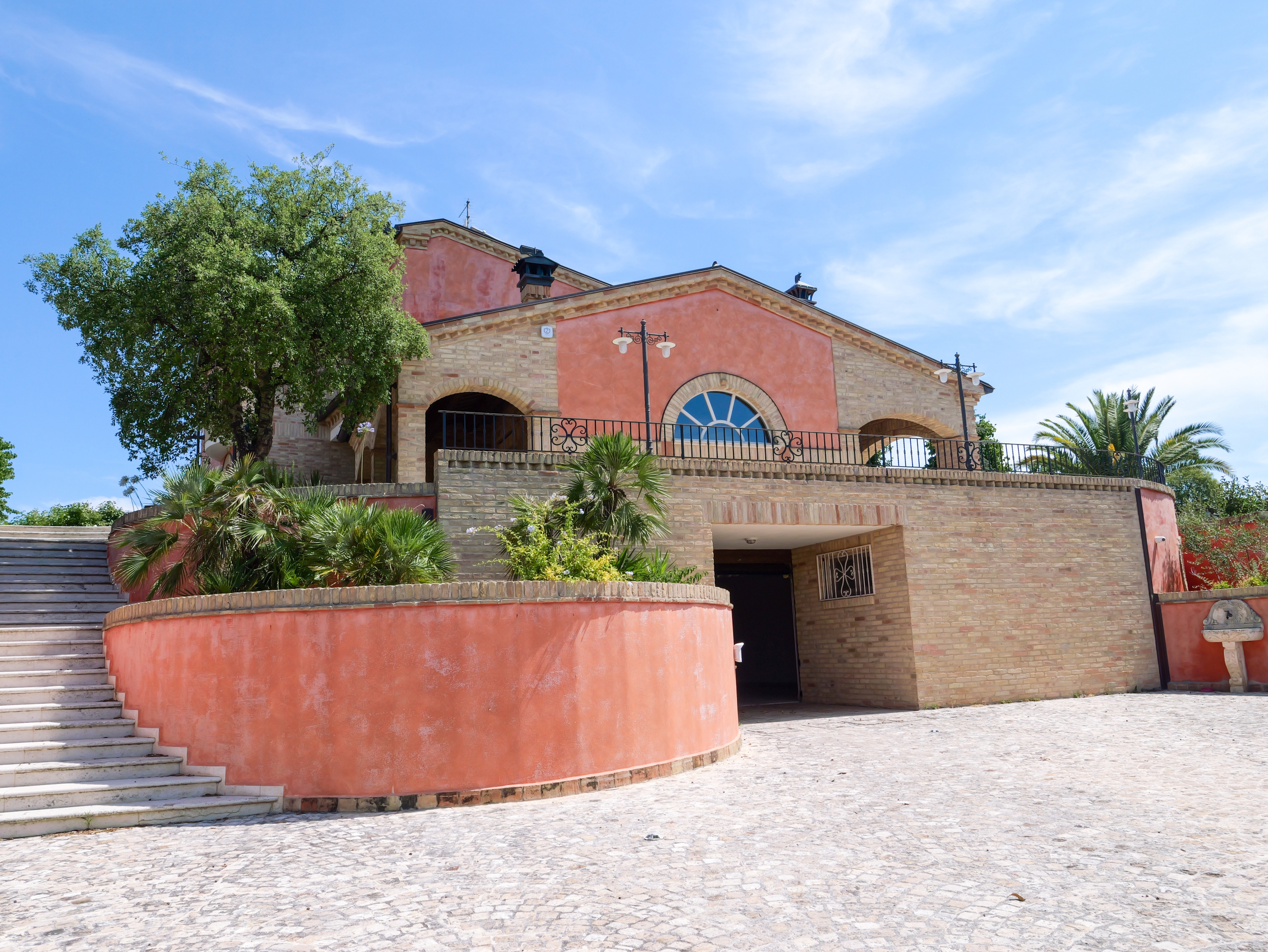 Villa con giardino in via passarini, Recanati