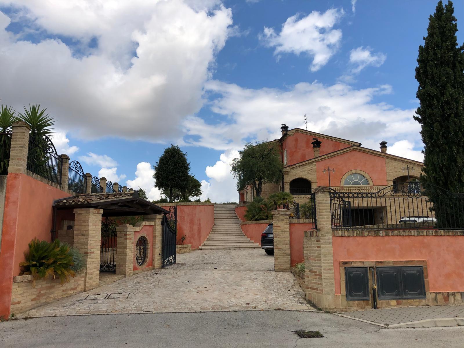Villa con giardino in via passarini, Recanati