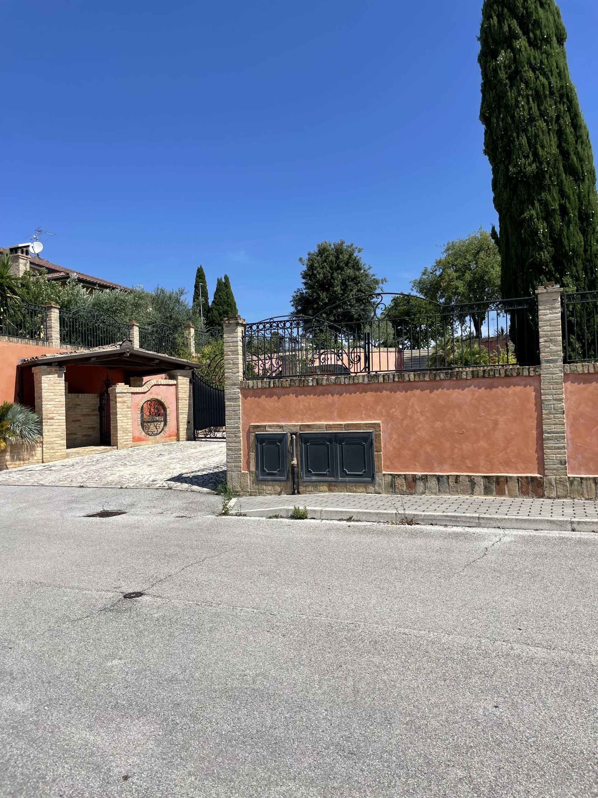 Villa con giardino in via passarini, Recanati