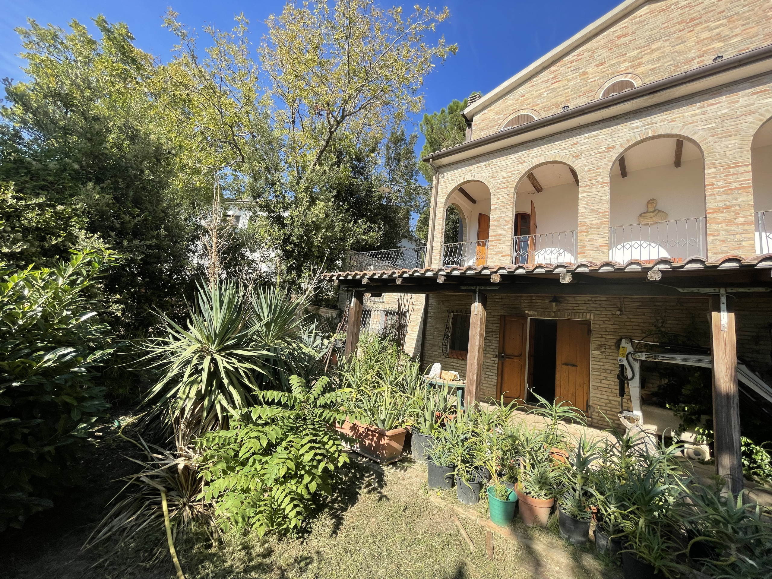 Villa con giardino in via chiaravallese, Osimo