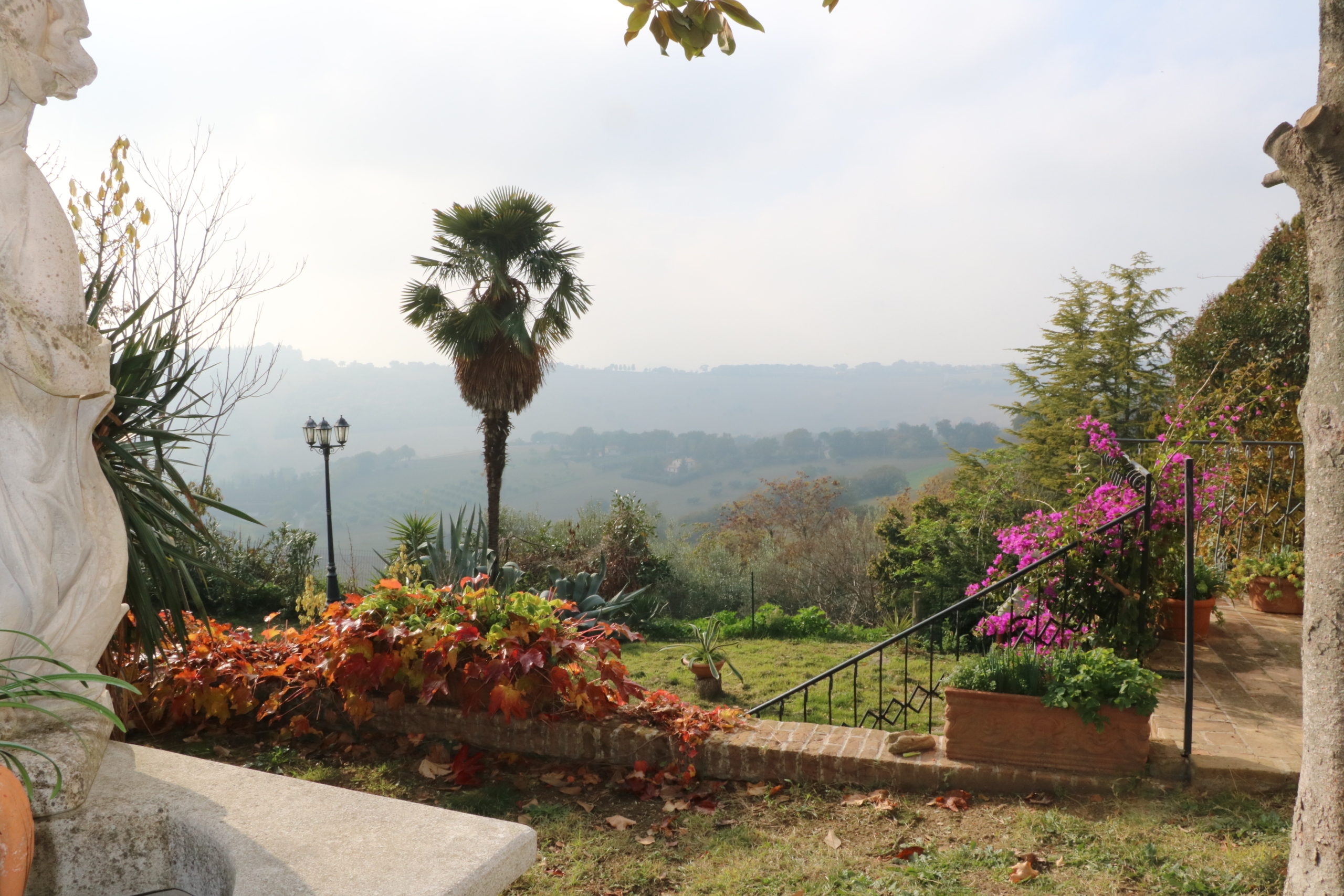 Villa con giardino in via chiaravallese, Osimo