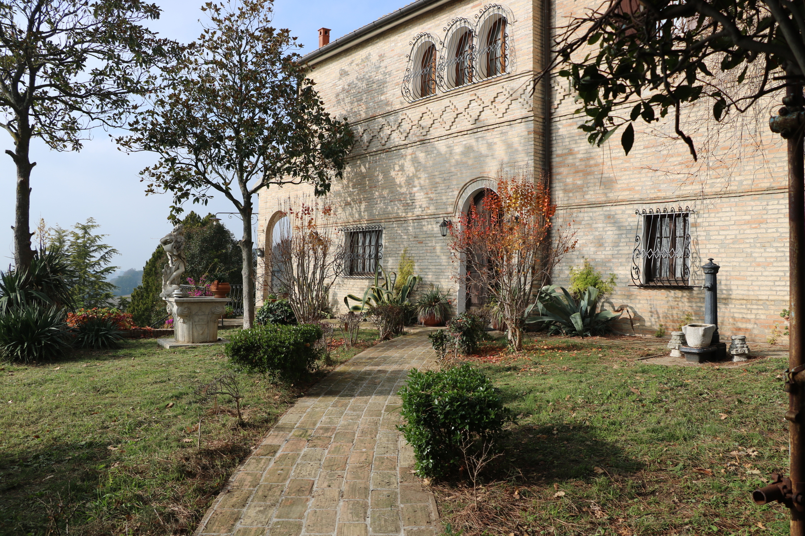 Villa con giardino in via chiaravallese, Osimo