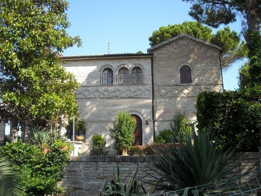 Villa con giardino in via chiaravallese, Osimo