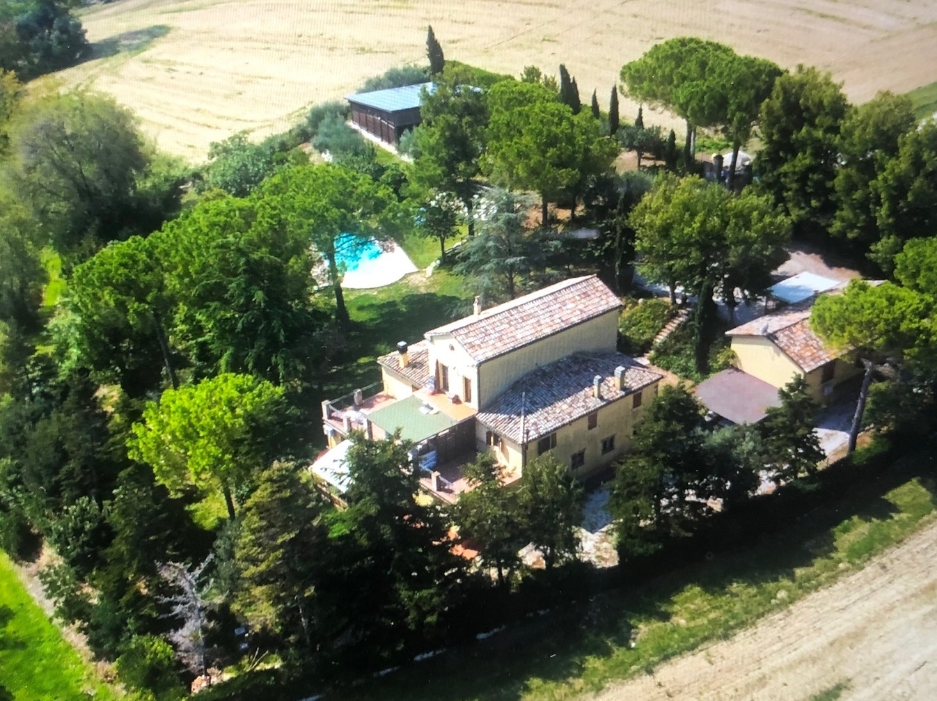 Villa con giardino in via chiaravallese, Osimo