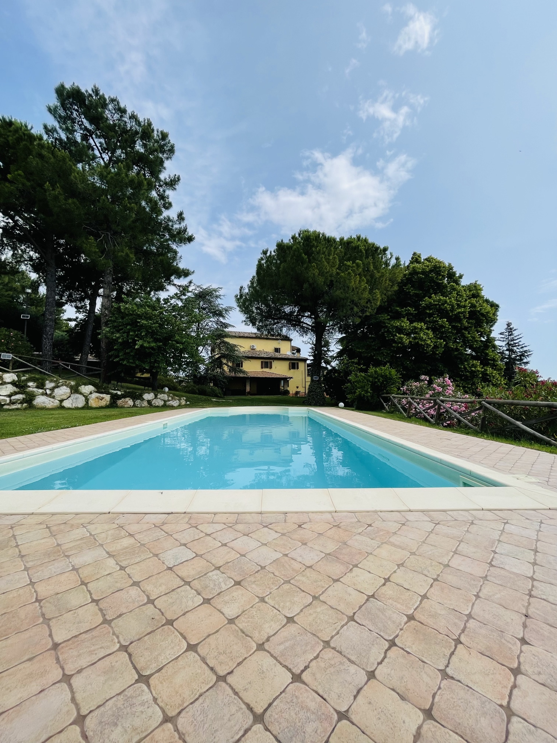 Villa con giardino in via chiaravallese, Osimo