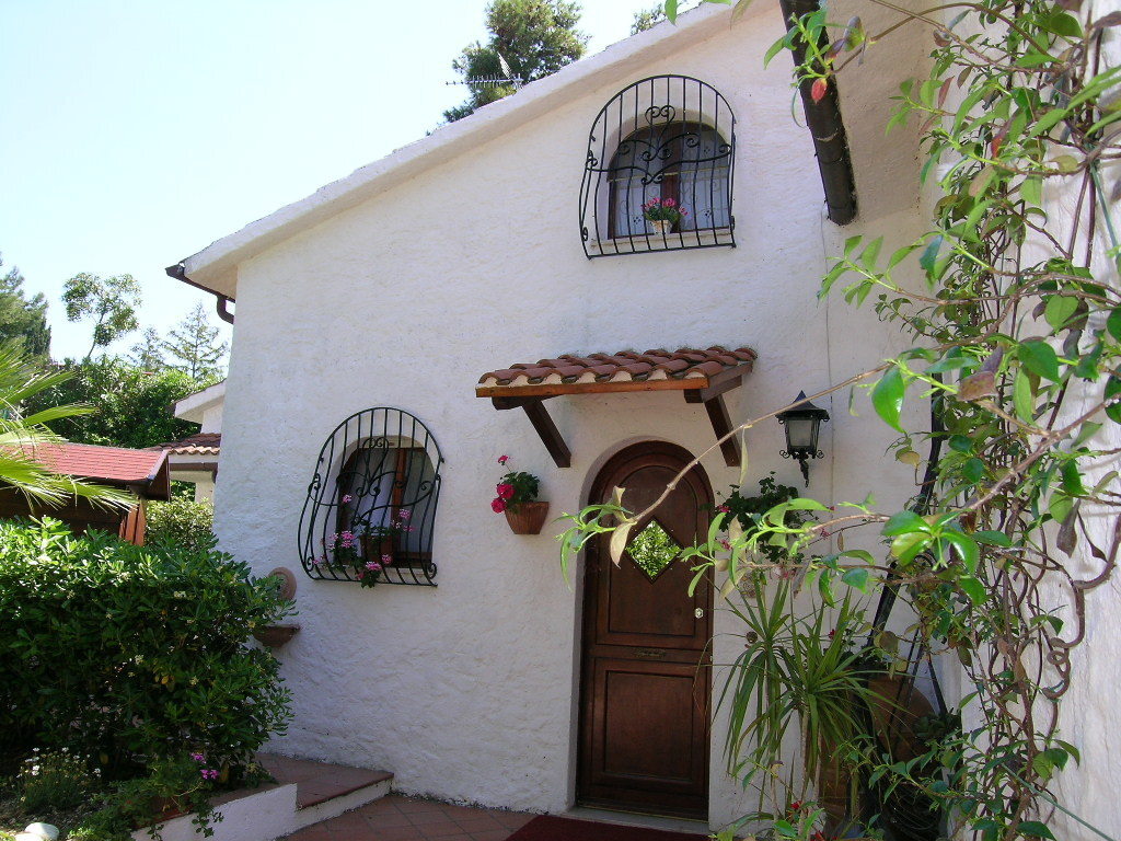 Casa indipendente con giardino in via delle rose, Numana