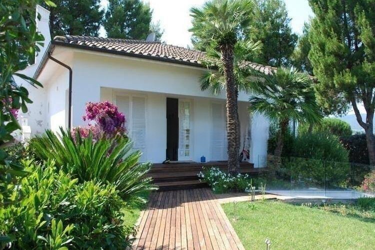Villa con giardino in via ischia, Numana