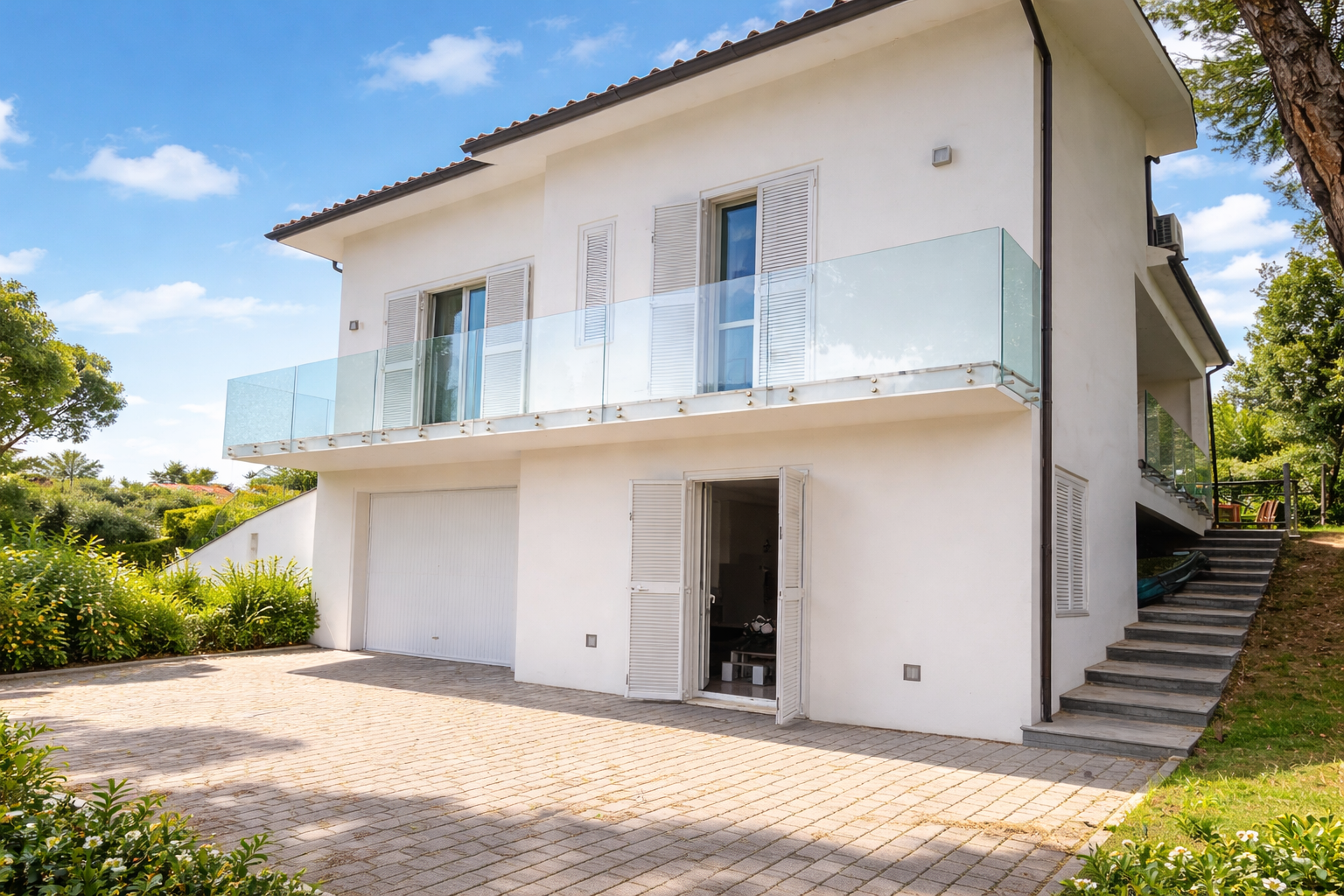 Villa con giardino in via ischia, Numana