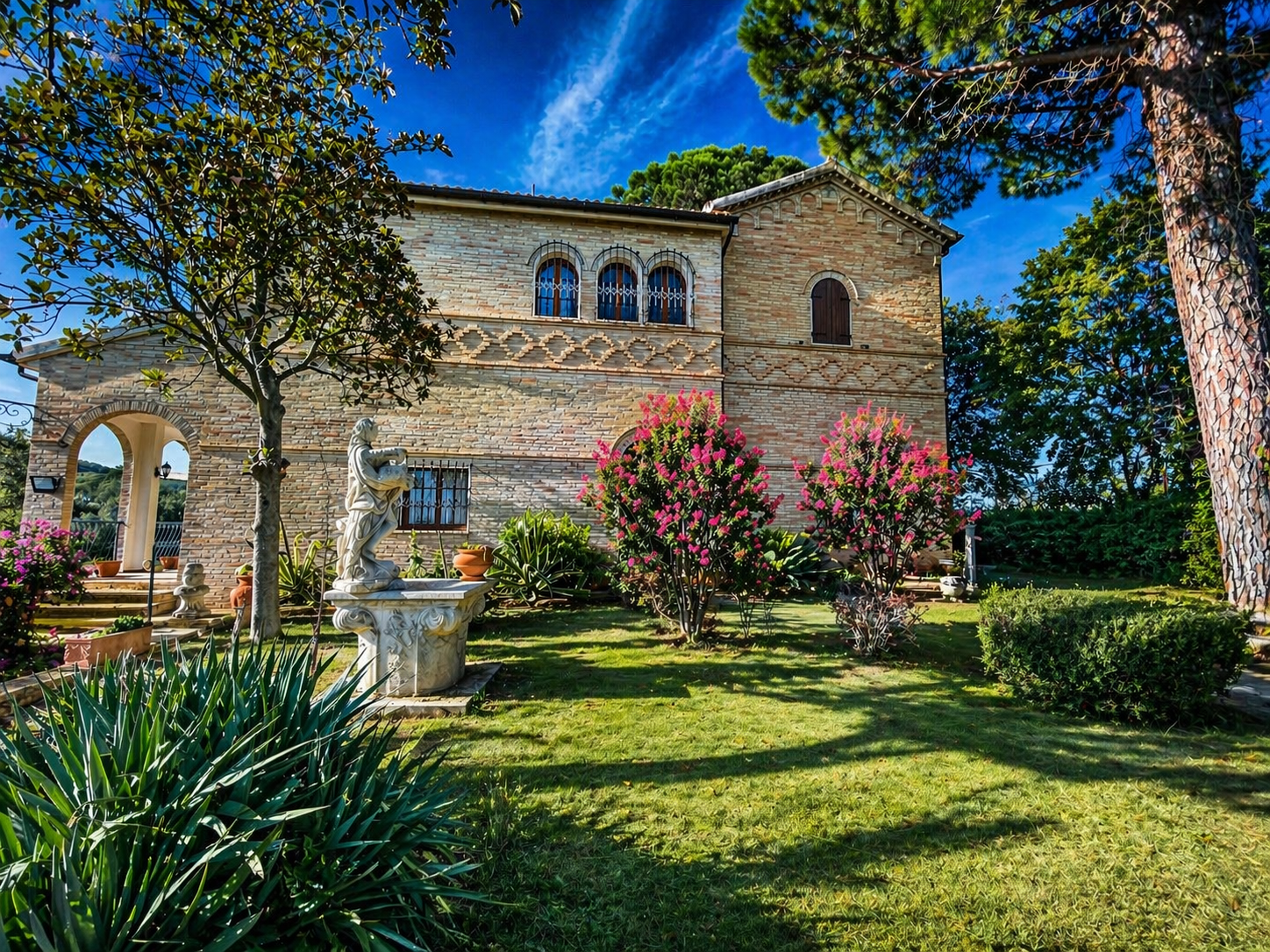 Villa con giardino in via chiaravallese, Osimo