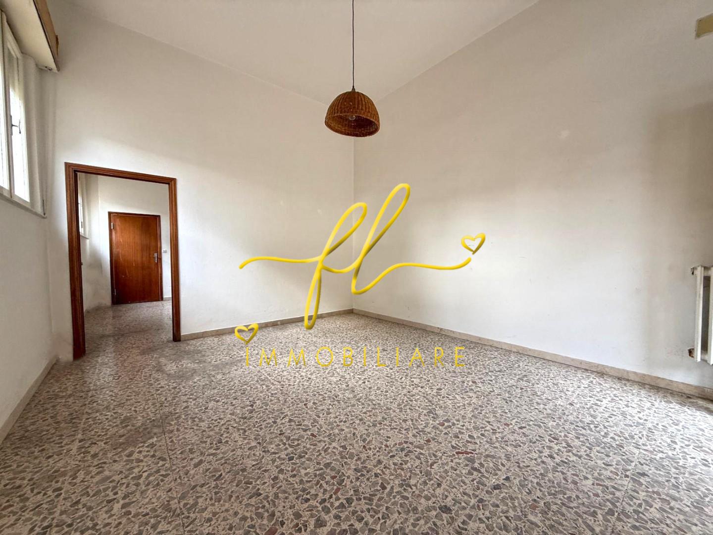 Locale commerciale in vendita a Cecina