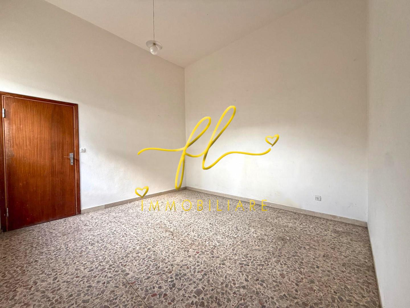 Locale commerciale in vendita a Cecina