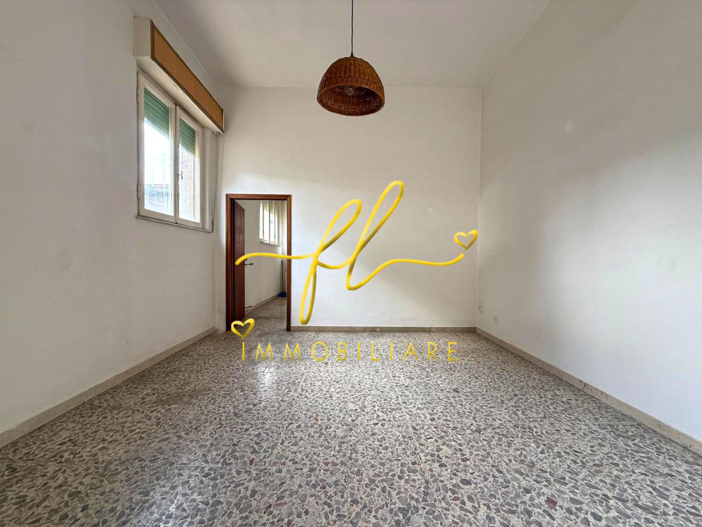 Locale commerciale in vendita a Cecina