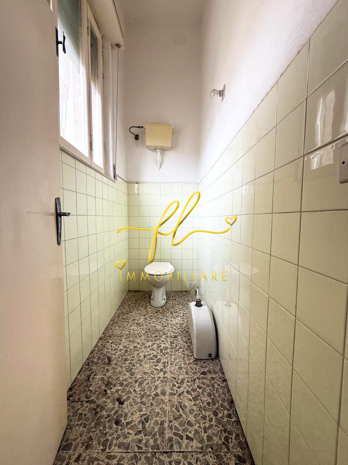 Locale commerciale in vendita a Cecina