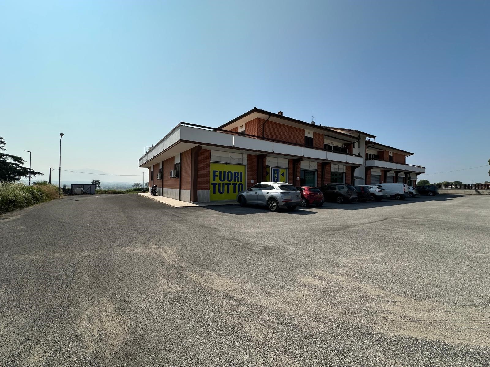 Locale commerciale in affitto a Fiano Romano