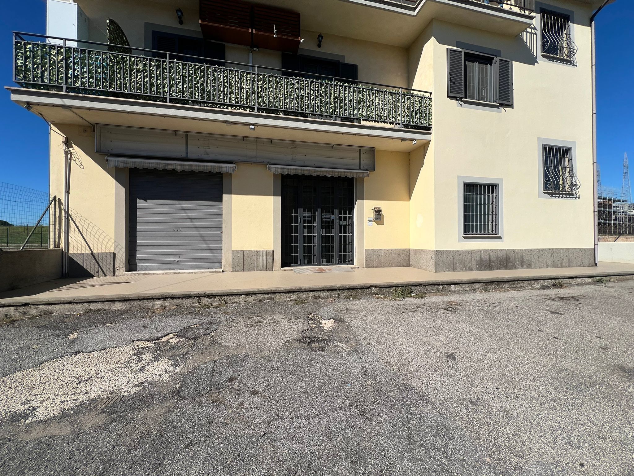 Locale commerciale con giardino a Fiano Romano