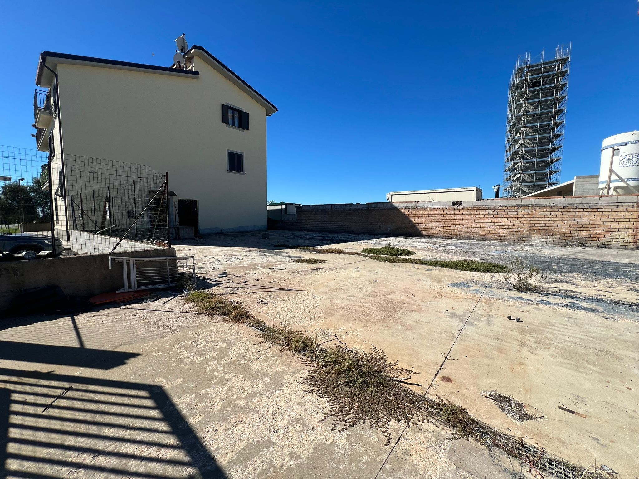 Locale commerciale con giardino a Fiano Romano