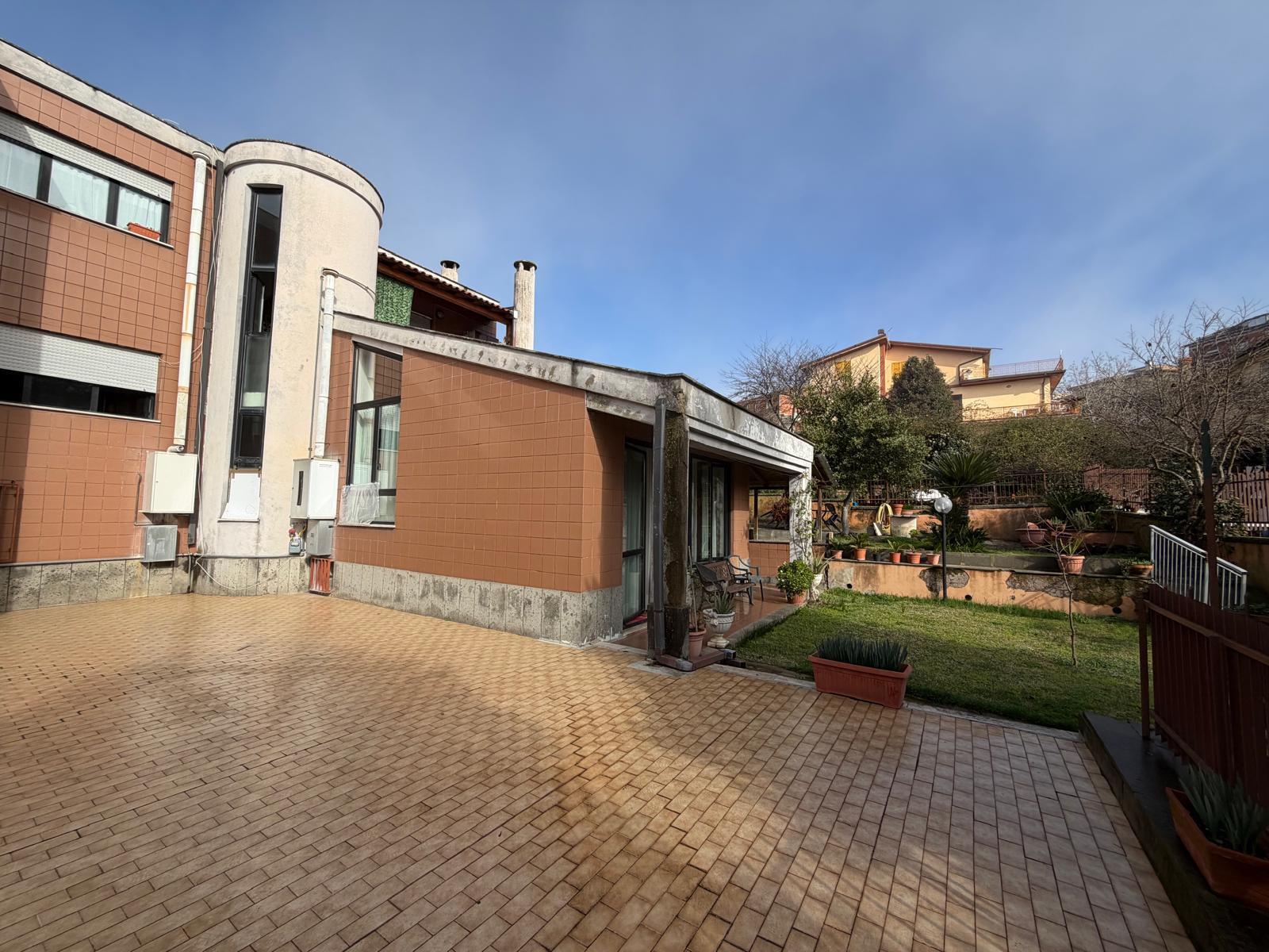 Stabile/Palazzo da ristrutturare a Capena