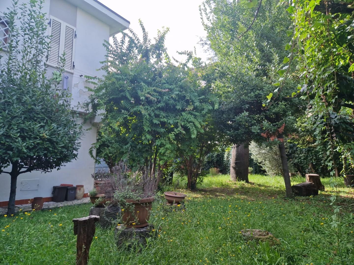 Villa con giardino, Carrara marina di