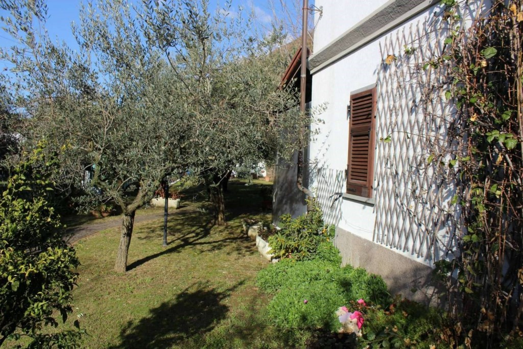 Casa indipendente da ristrutturare a Carrara