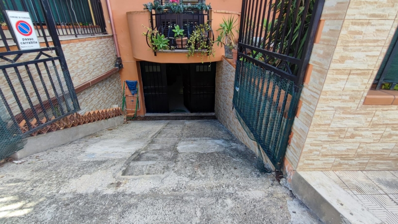 Box/Garage 155mq in vendita a Floridia