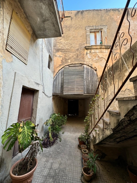 Stabile/Palazzo da ristrutturare a Ispica