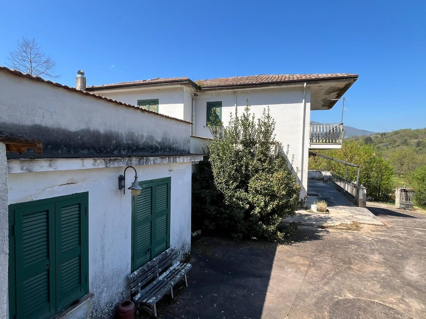Villa Bifamiliare con giardino, Esperia monticelli