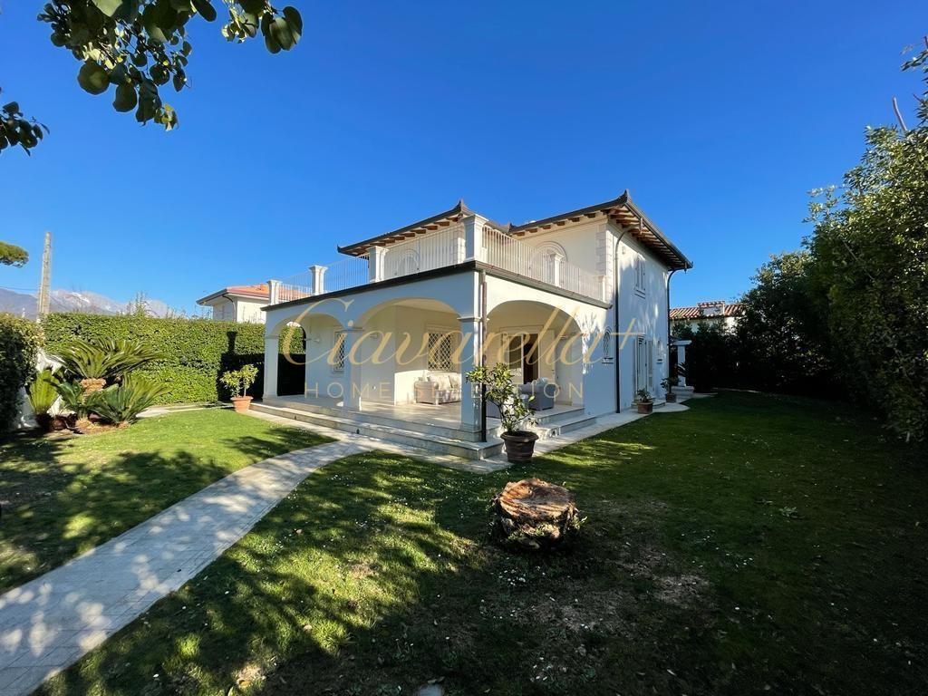 Villa arredata in affitto, Forte dei Marmi centrale