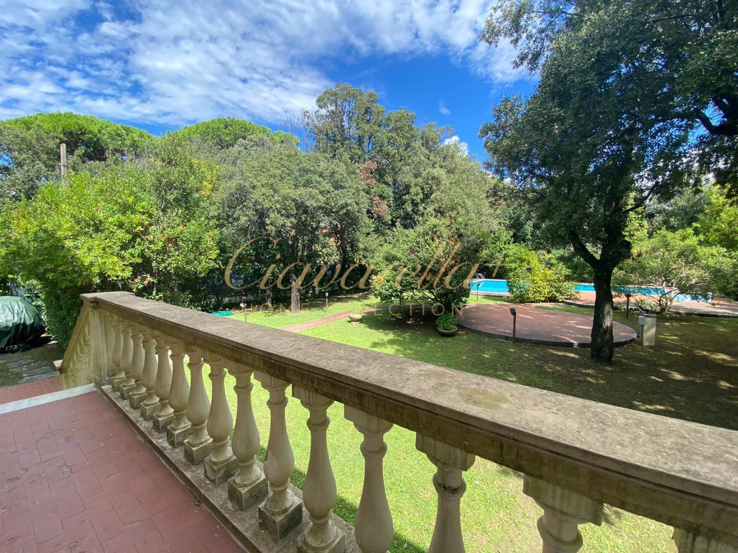 Villa con giardino, Forte dei Marmi fronte mare