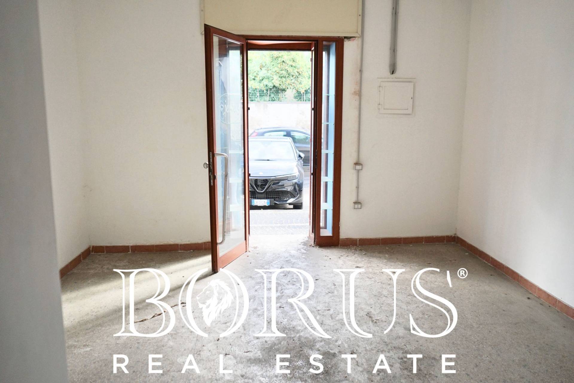 Locale commerciale in affitto a Teverola