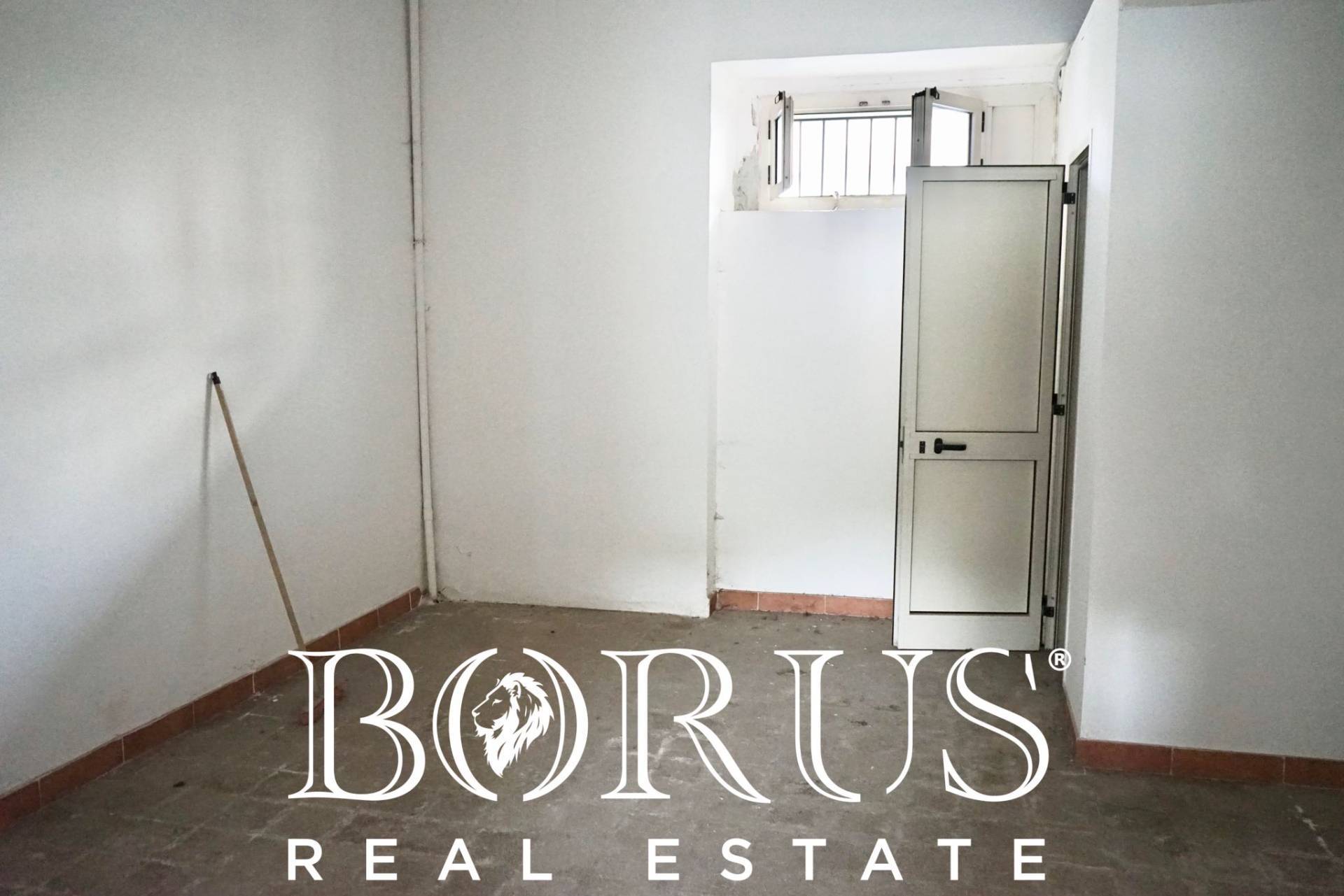 Locale commerciale in affitto a Teverola