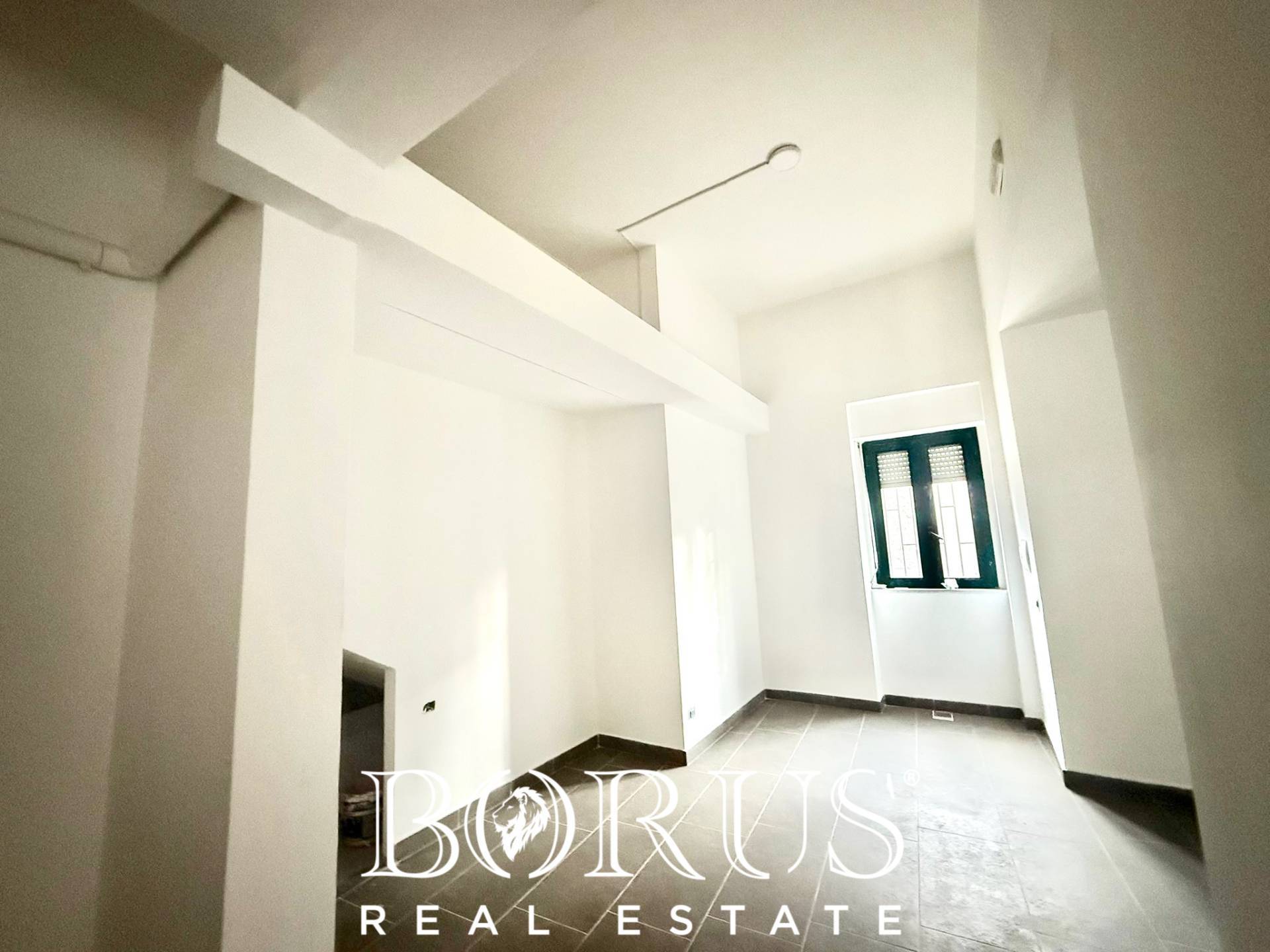 Locale commerciale in affitto a Teverola