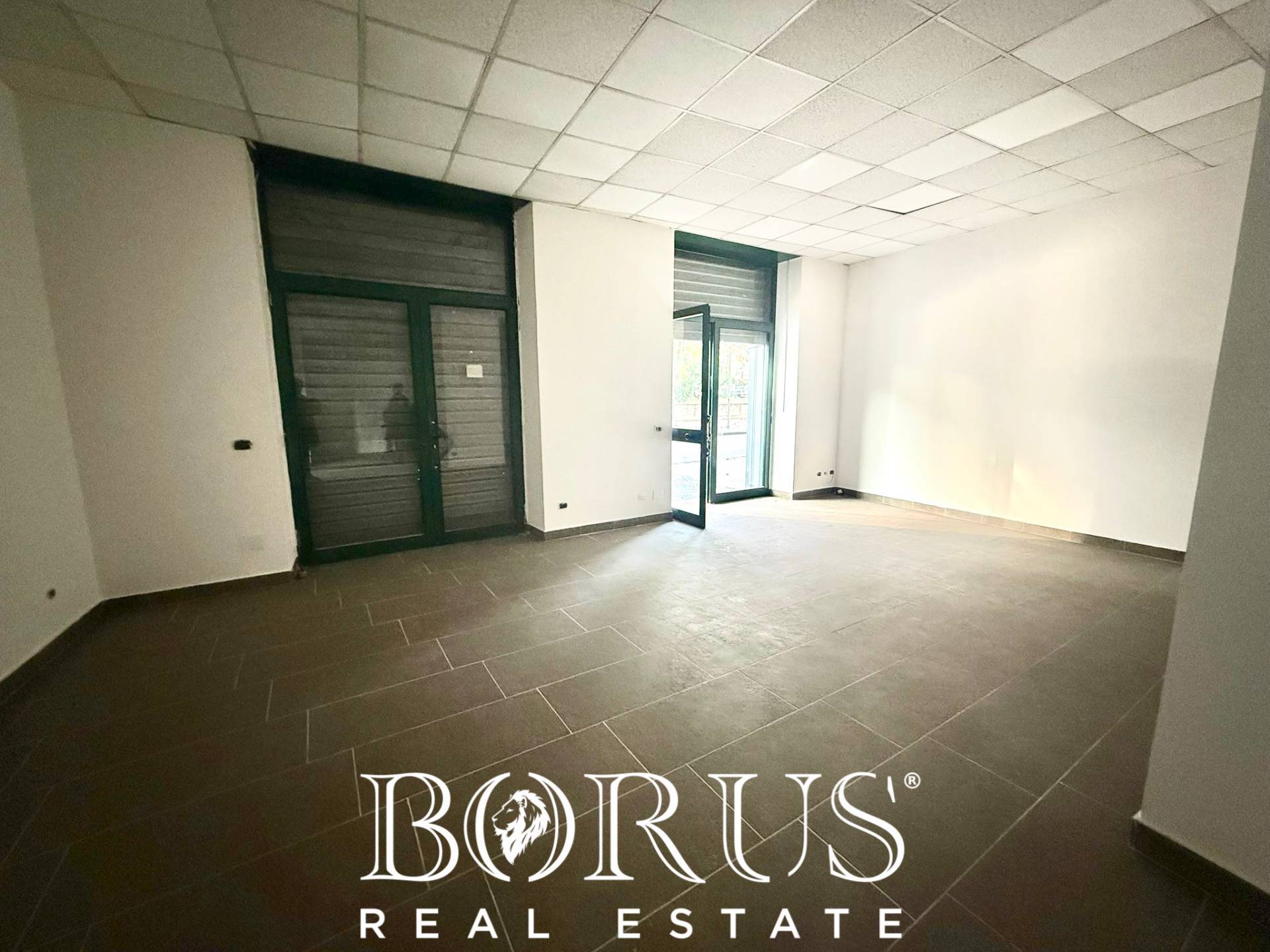 Locale commerciale in affitto a Teverola