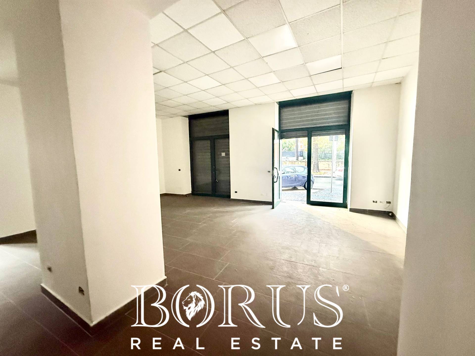 Locale commerciale in affitto a Teverola