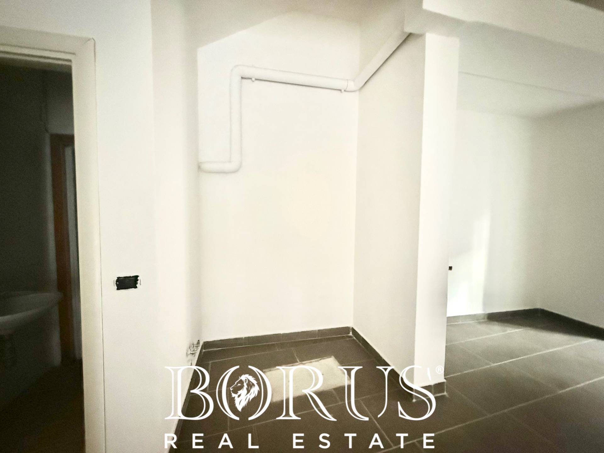 Locale commerciale in affitto a Teverola