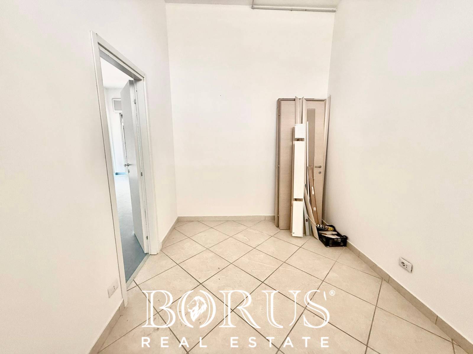 Locale commerciale in affitto a Lusciano