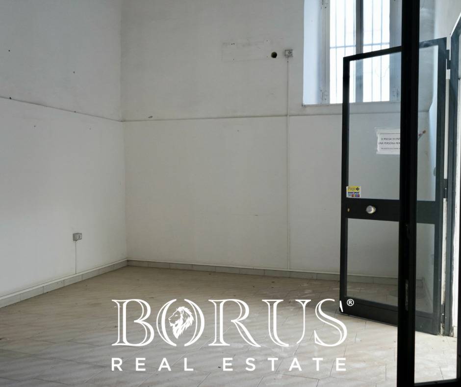 Locale commerciale in affitto a Aversa