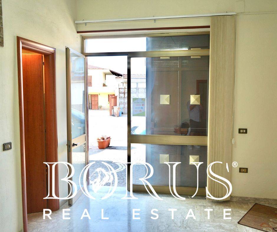 Locale commerciale in affitto a Villa Literno