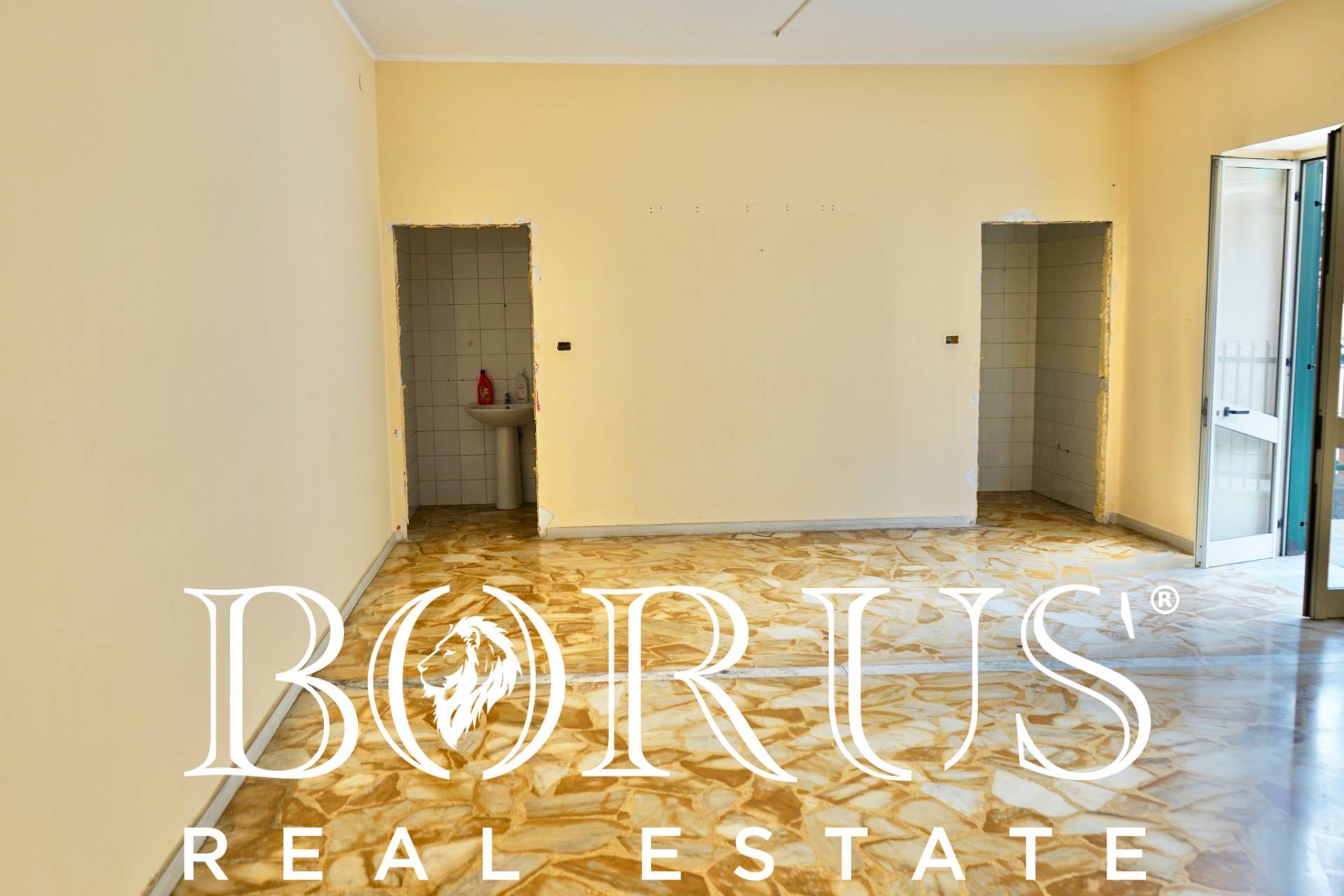 Locale commerciale in affitto a Gricignano di Aversa