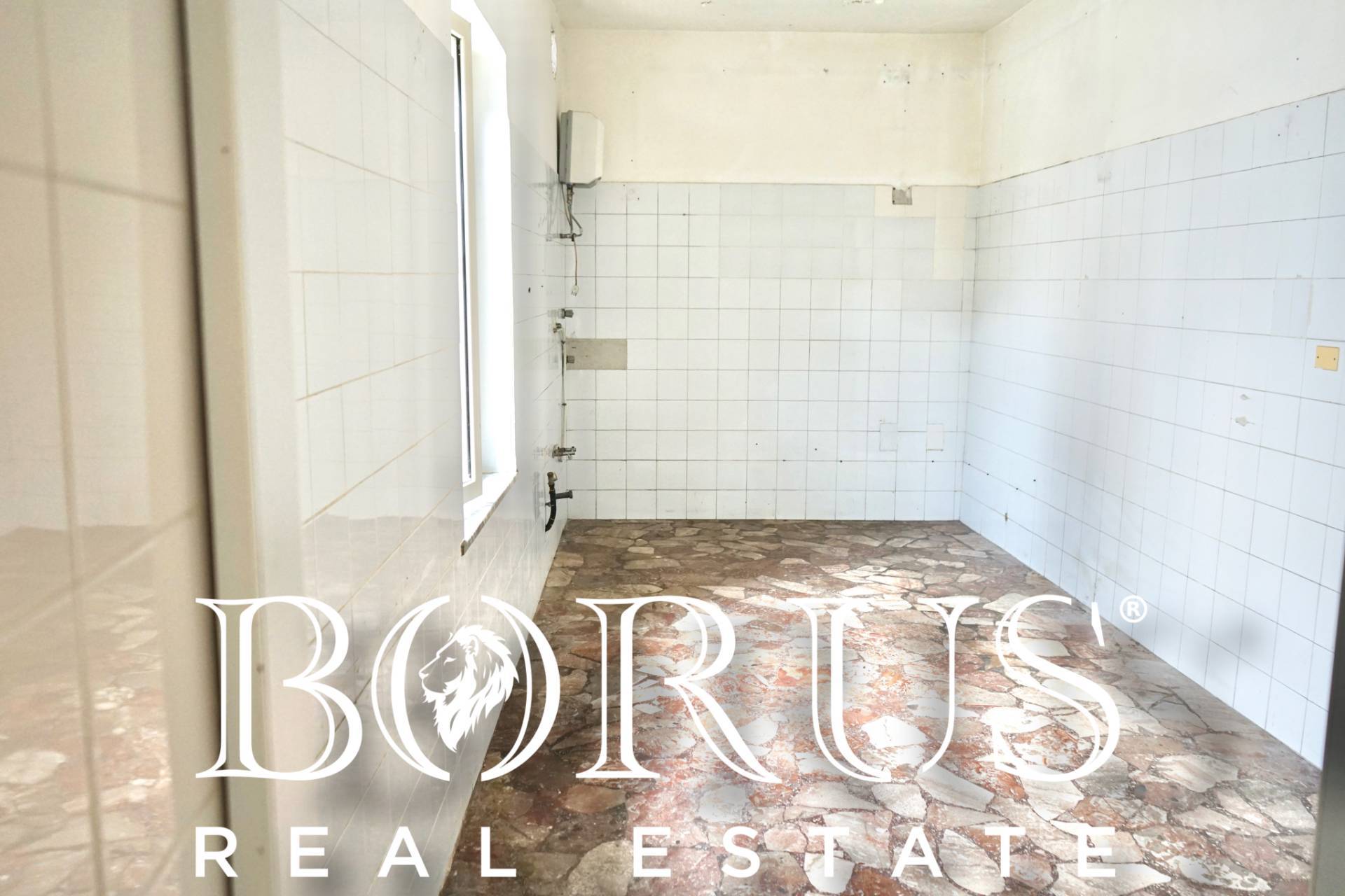 Locale commerciale in affitto a Gricignano di Aversa