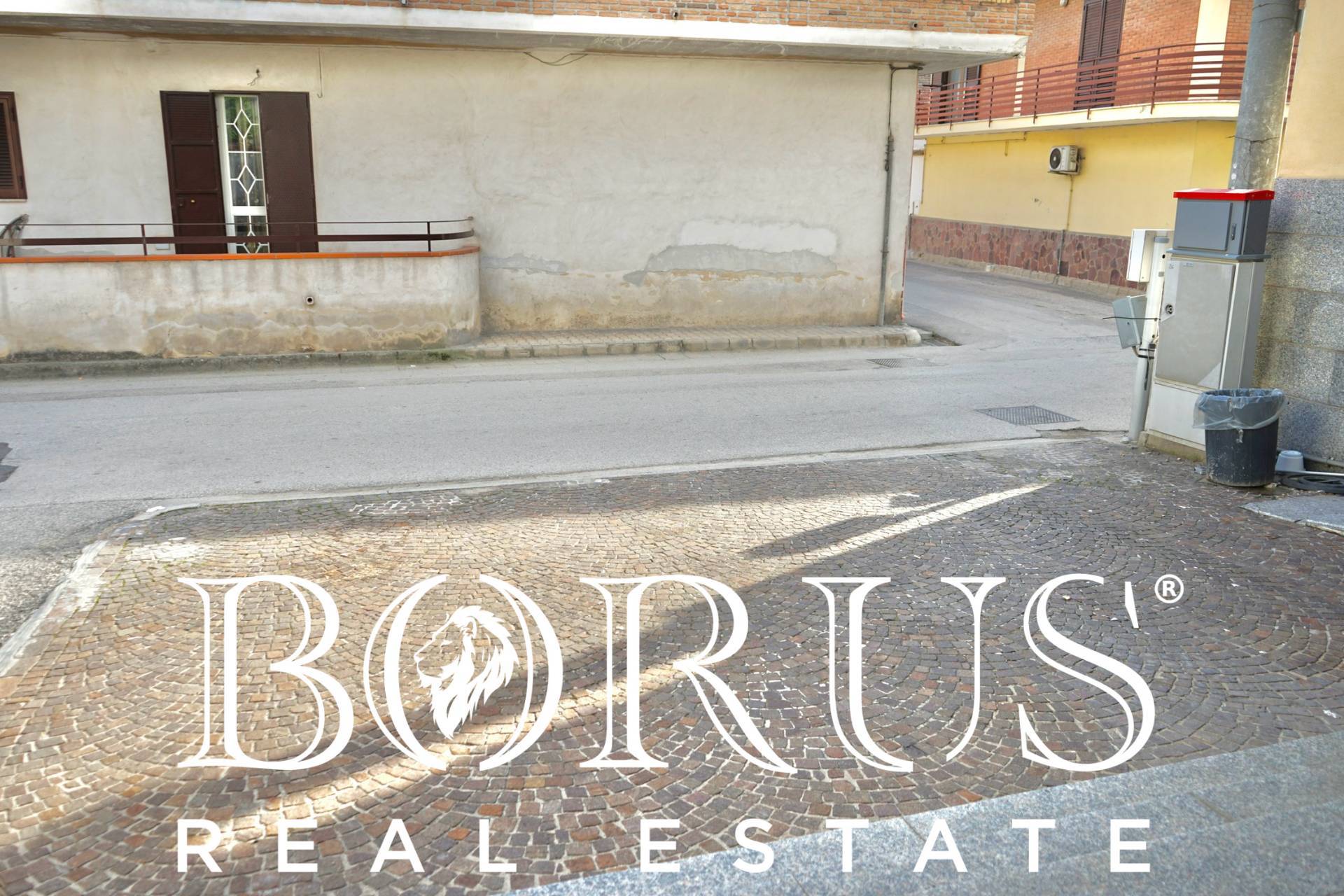 Locale commerciale in affitto a Casal di Principe