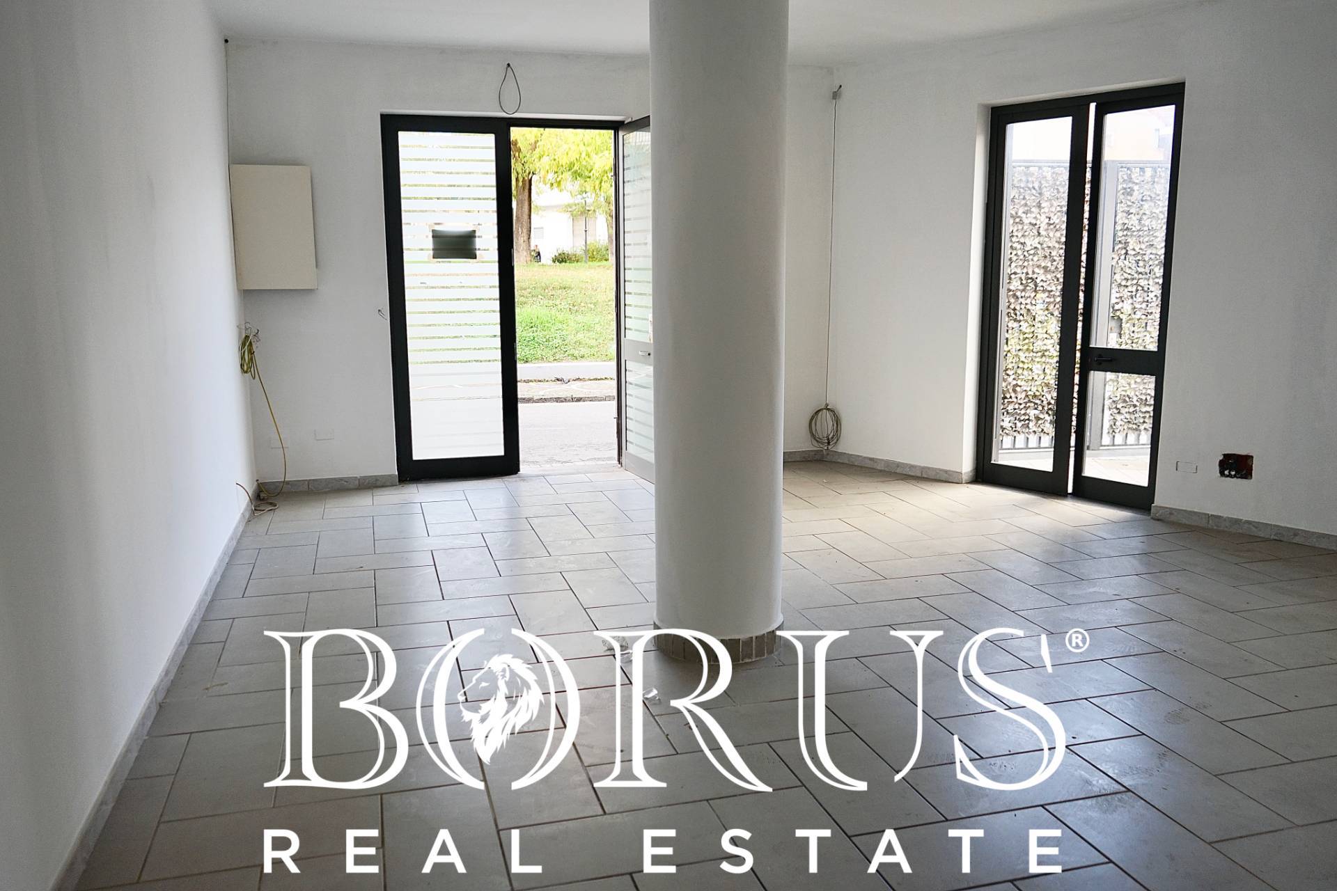 Locale commerciale in affitto a Lusciano