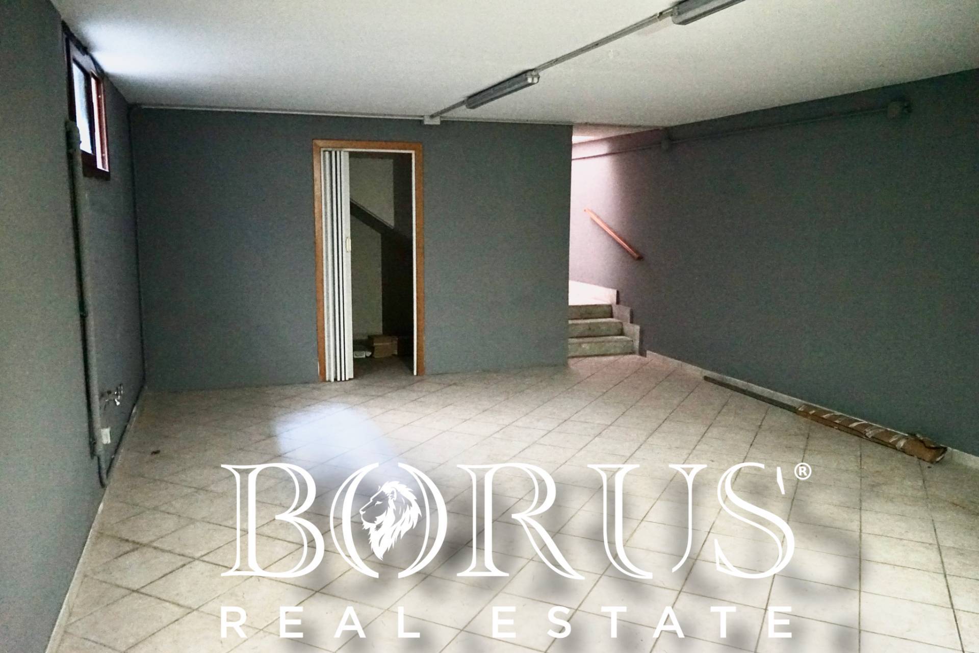 Locale commerciale in affitto a Trentola-Ducenta