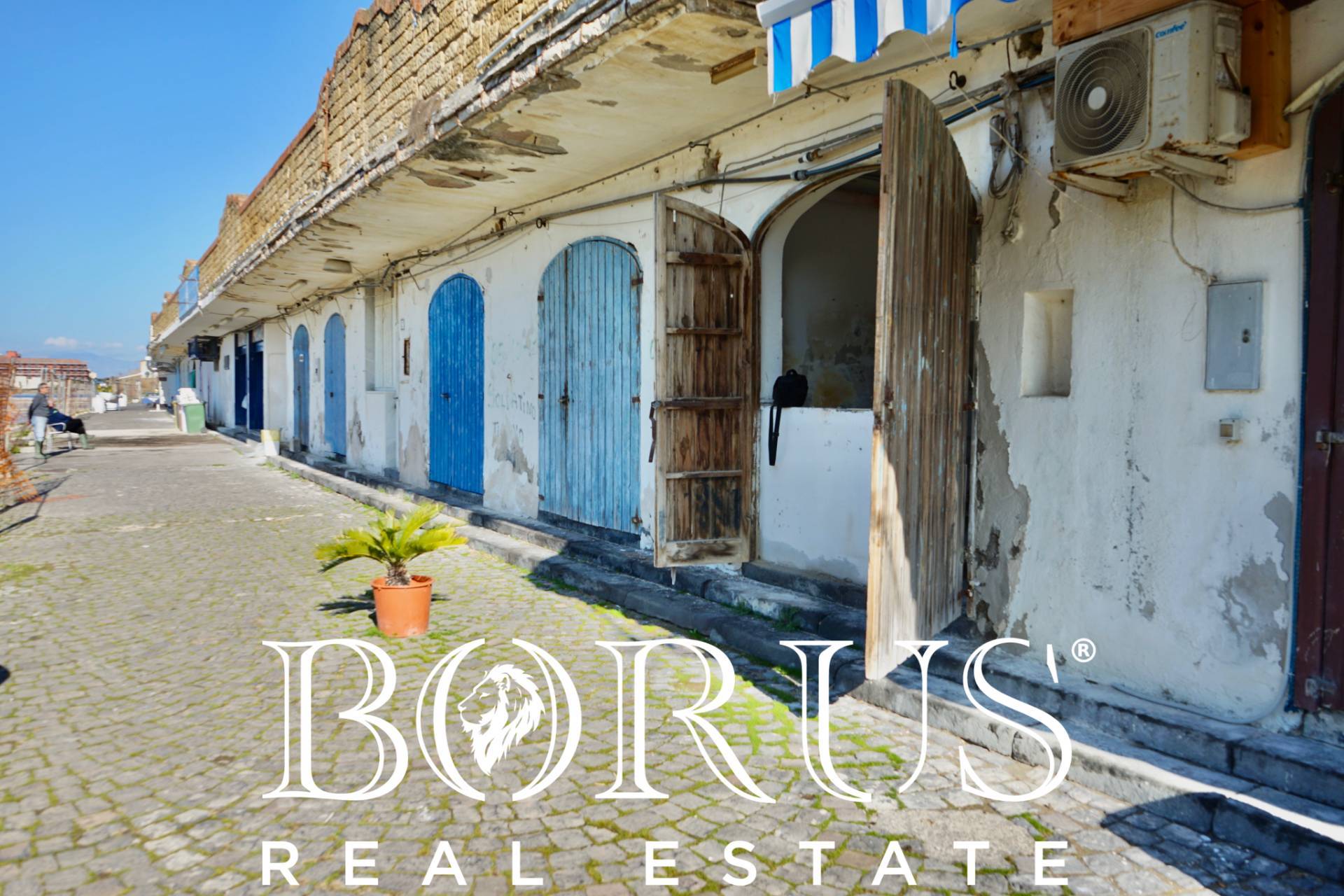 Locale commerciale in affitto a Castel Volturno