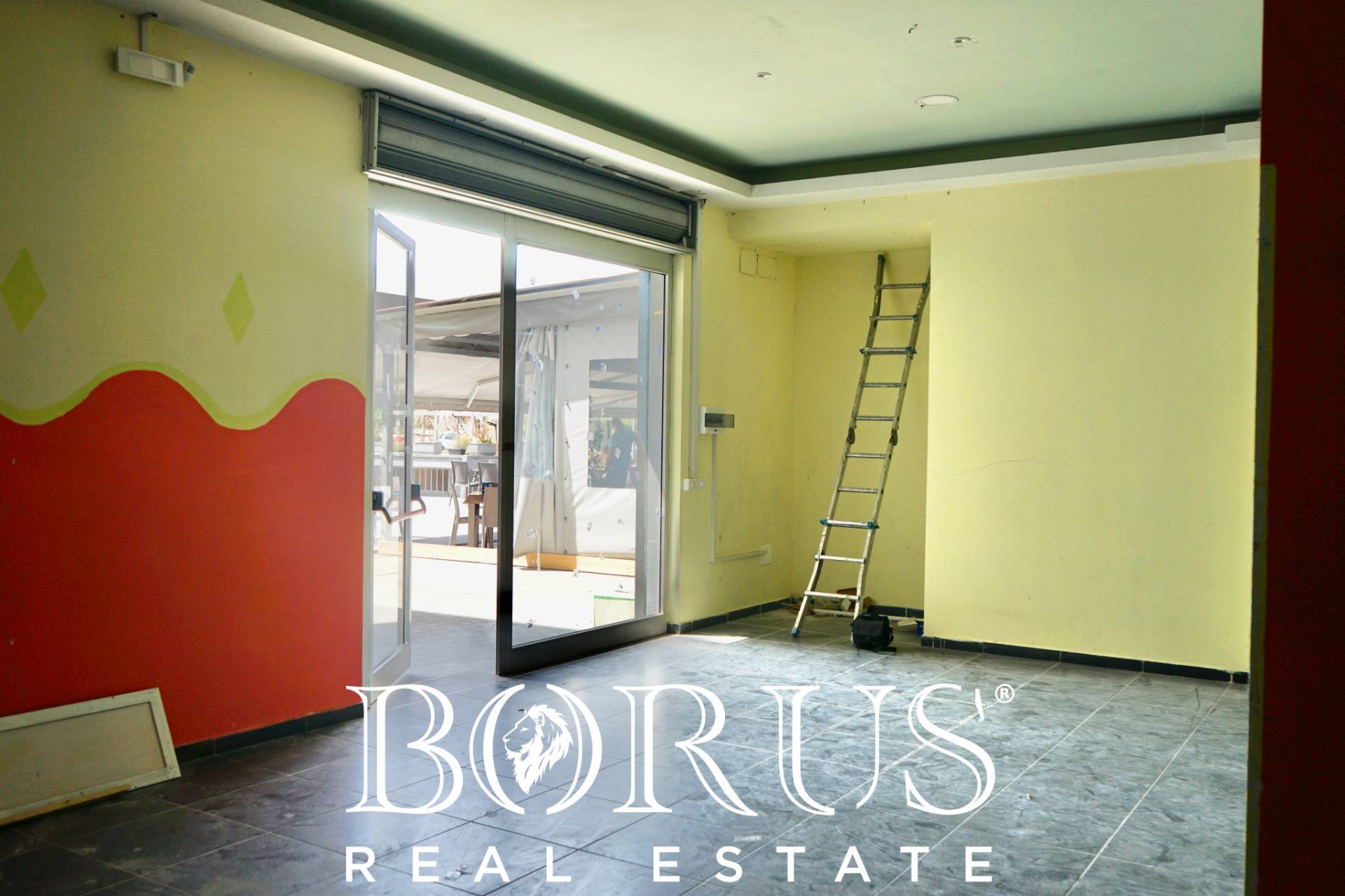 Locale commerciale in affitto a Cesa